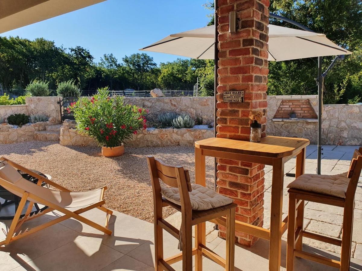 Villa Alara - Charming Villa With Heated Swimming Pool Milohnici Bagian luar foto