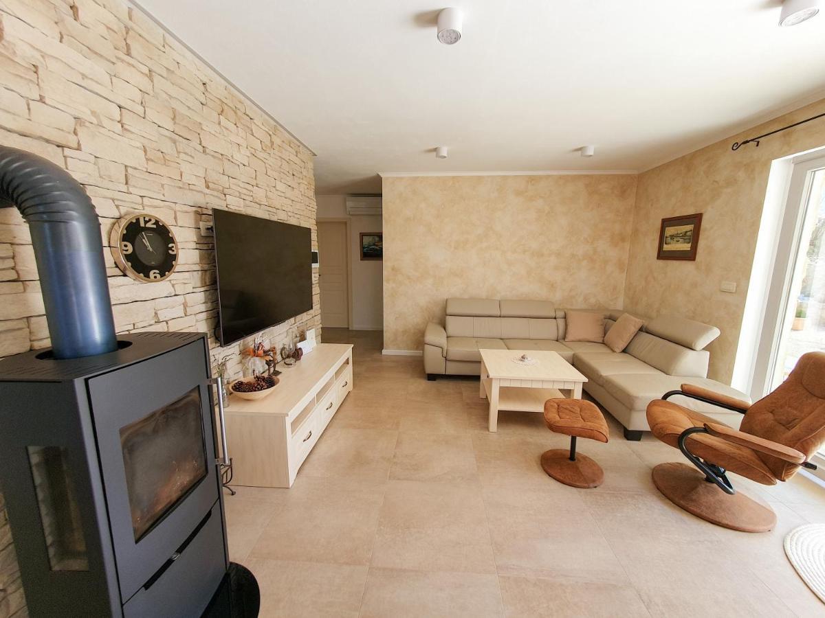 Villa Alara - Charming Villa With Heated Swimming Pool Milohnici Bagian luar foto