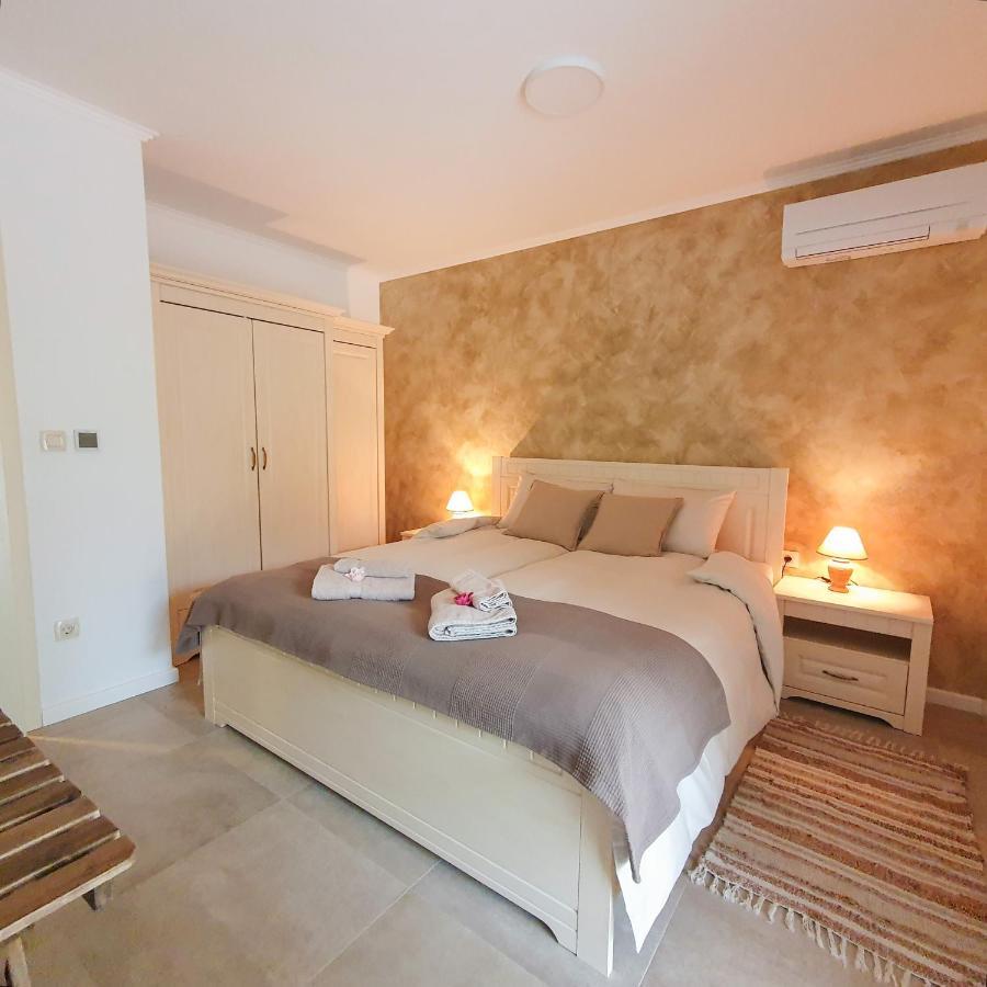 Villa Alara - Charming Villa With Heated Swimming Pool Milohnici Bagian luar foto