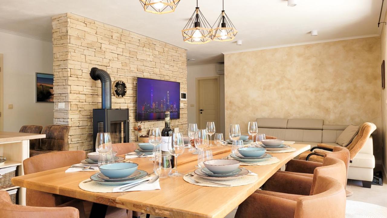 Villa Alara - Charming Villa With Heated Swimming Pool Milohnici Bagian luar foto