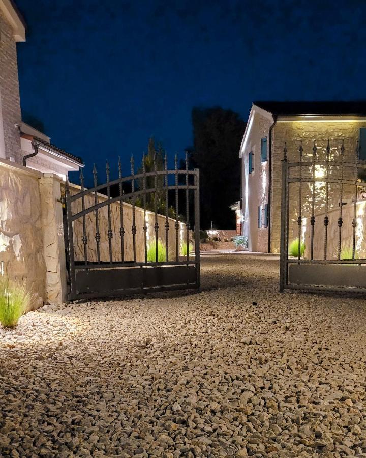 Villa Alara - Charming Villa With Heated Swimming Pool Milohnici Bagian luar foto